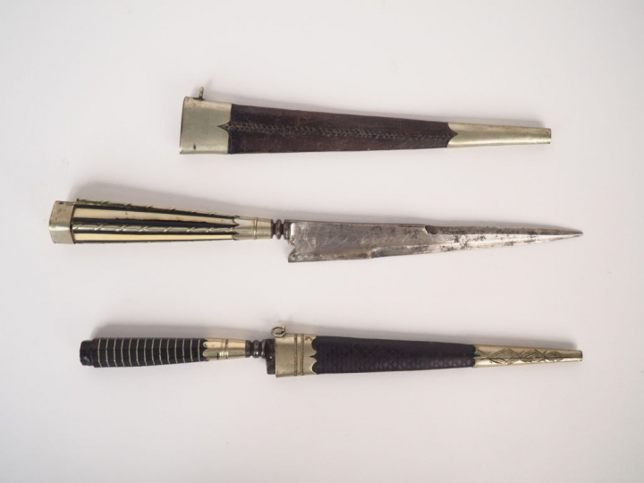2 différents stylets à la génoise, avec leurs fourreaux. L. 26,1 cm. L