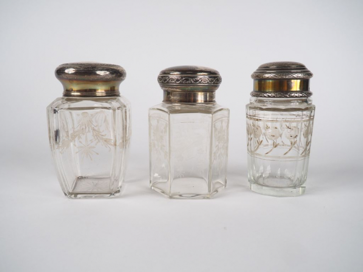 3 flacons de style Louis XVI en cristal gravé à décor de feuillage et 