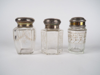 Vente aux enchères 3 flacons de style Louis XVI en cristal gravé à décor de feuillage et 