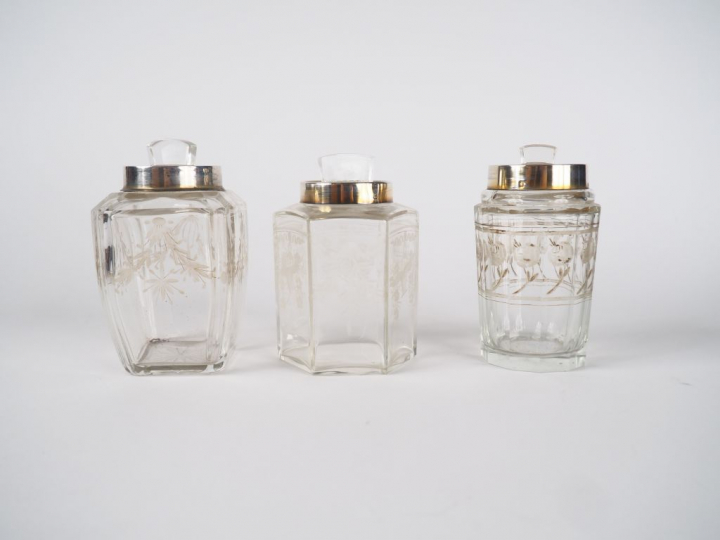 3 flacons de style Louis XVI en cristal gravé à décor de feuillage et 
