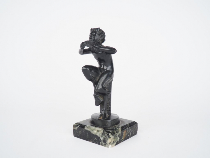 Sujet en régule à patine noire, socle en marbre "Faune musicien". Sign