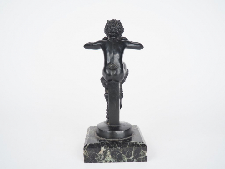 Sujet en régule à patine noire, socle en marbre "Faune musicien". Sign