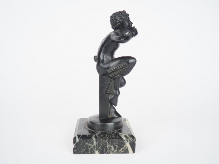 Sujet en régule à patine noire, socle en marbre "Faune musicien". Sign