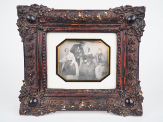 Vente aux enchères Daguérréotype milieu XIXème, "portrait de famille". Daté au dos. Dim. 