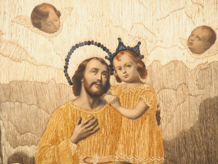 Soie brodée XIXème "Saint Joseph et l'enfant Jésus entourés d'anges"  