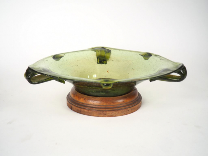 Coupe en verre soufflé et étiré à chaud verte sur son présentoir en bo