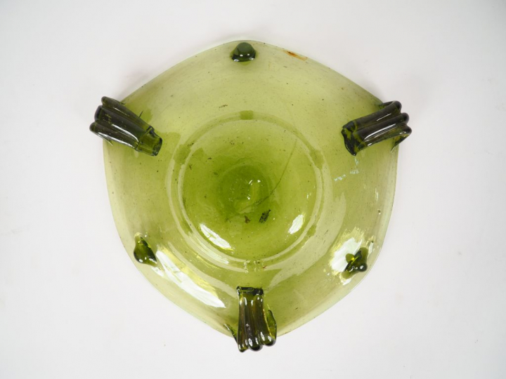 Coupe en verre soufflé et étiré à chaud verte sur son présentoir en bo