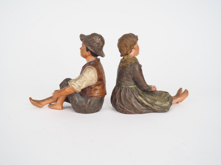 Paire de sujets 1900 en stuc polychrome  "jeunes paysans" Signés. H.13