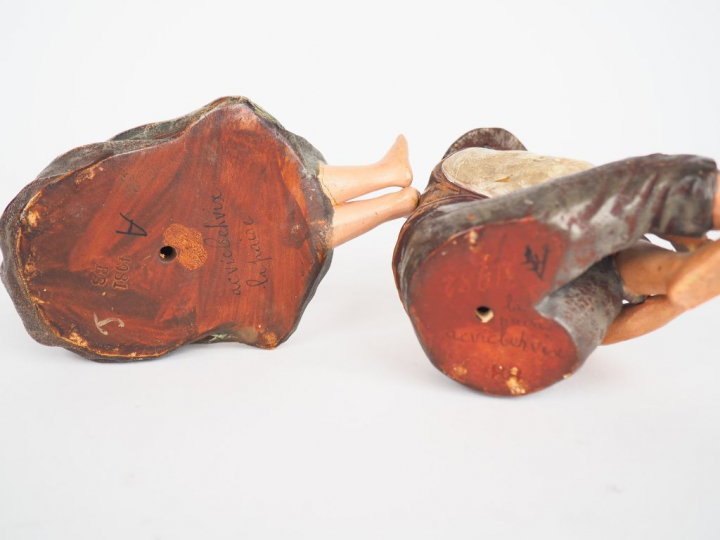 Paire de sujets 1900 en stuc polychrome  "jeunes paysans" Signés. H.13
