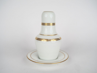 Vente aux enchères Service de nuit Napoléon III en opaline blanche à décor de liserés dor