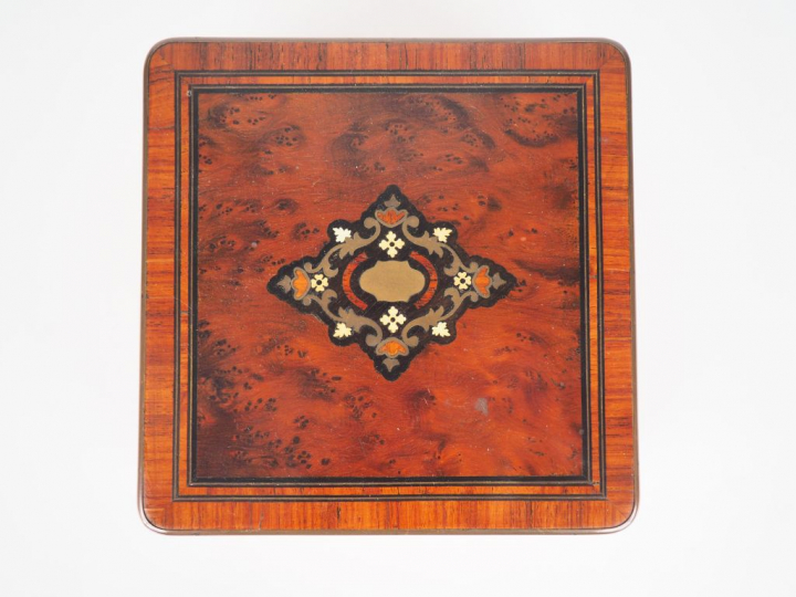 Coffret à bijoux Napoléon III en marqueterie Boulle. Dim. 8,5 x 19,5 x