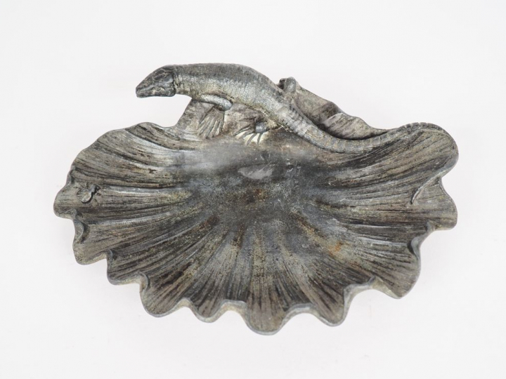 Vide-poche Art Nouveau en plomb figurant une salamandre sur une coquil