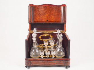 Vente aux enchères Cave à liqueur Napoléon III en marqueterie Boulle, intérieur en crista