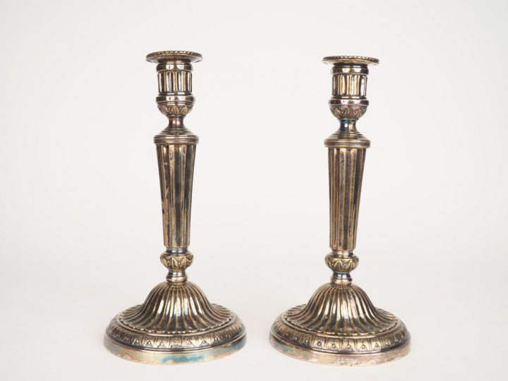 Paire de bougeoirs de style Louis XVI en bronze argenté, à décor de ca