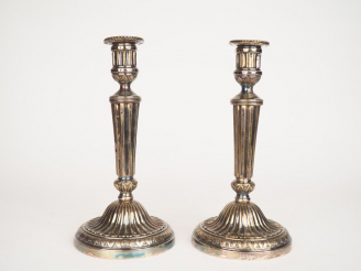 Vente aux enchères Paire de bougeoirs de style Louis XVI en bronze argenté, à décor de ca