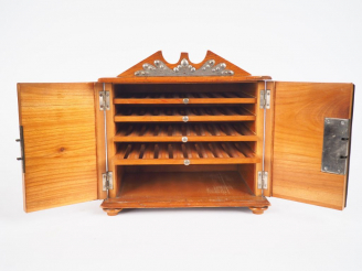 Vente aux enchères Cave à cigare 1900 en bois naturel et plaques de métal.  Dim. 23 x 24 