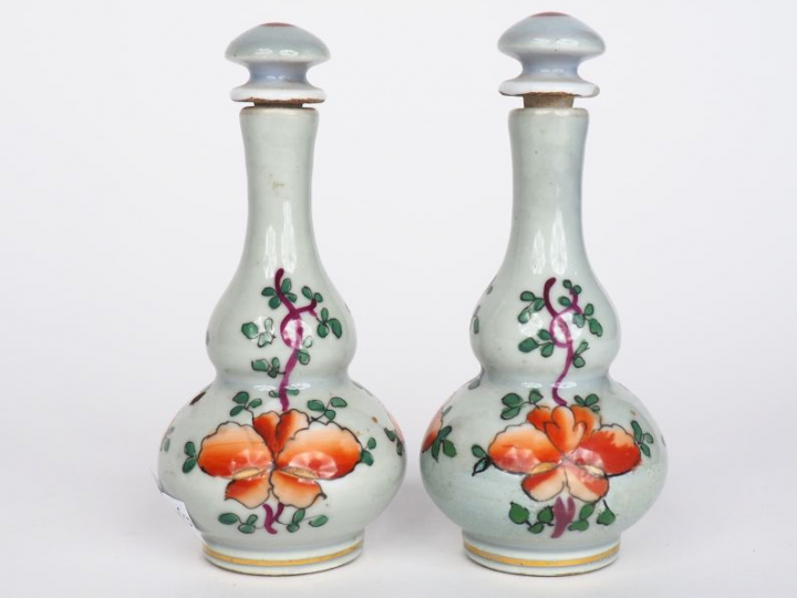 Paire de flacons de parfum XIXème en porcelaine polychrome de Bayeux à