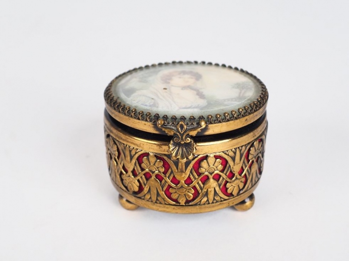 Petit boite couverte en laiton et velours ornée d'une miniature "jeune