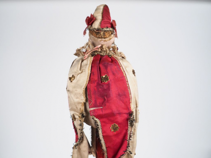 Marotte musicale à tête porcelaine de marque Gaultier, costume d'origi