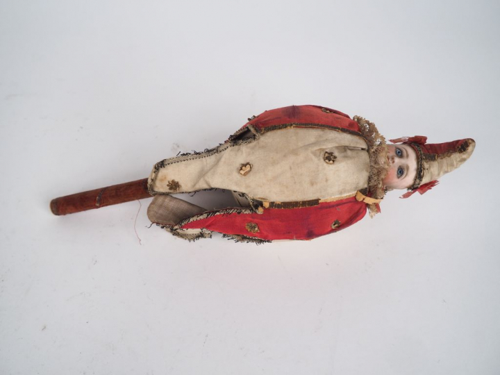 Marotte musicale à tête porcelaine de marque Gaultier, costume d'origi