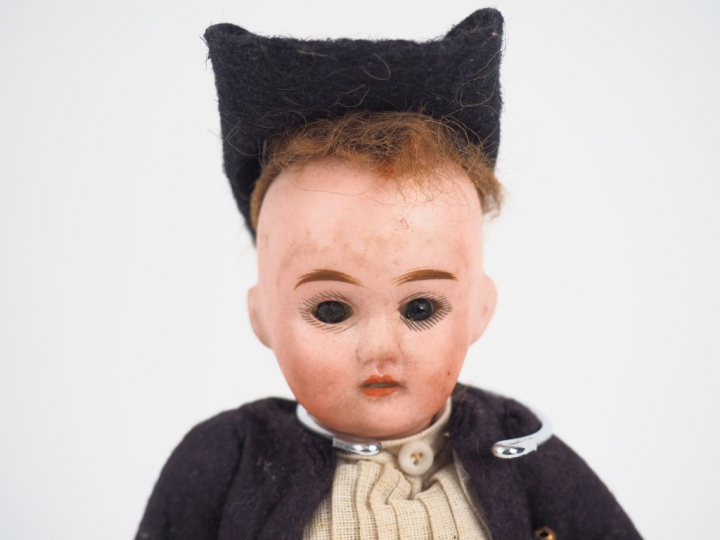 Poupée Fleischmann porcelaine "le petit breton", costume de garçon. H.