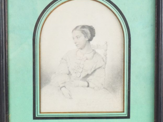 Vente aux enchères Ecole française XIXème. "Portrait de femme". Dessin au crayon. Dim. 23