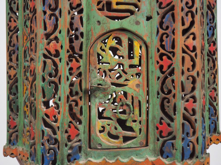Superbe et grande lampe de mosquée ancienne en bois sculpté et ajouré 