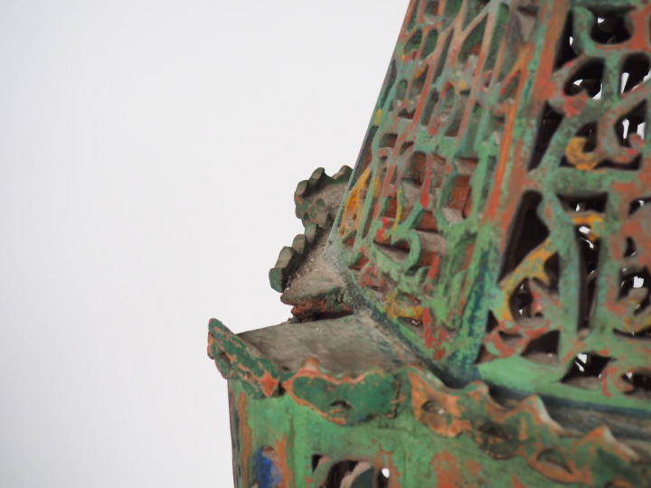 Superbe et grande lampe de mosquée ancienne en bois sculpté et ajouré 