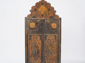 Vente aux enchères Miroir persan en bois polychrome à décor de personnages et de motifs n