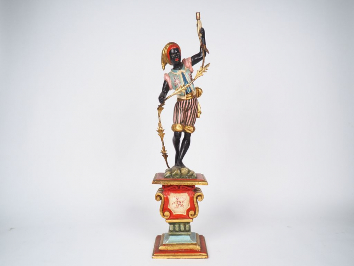 Nubien porte-torchère de style vénitien en bois polychrome et tôle. (q