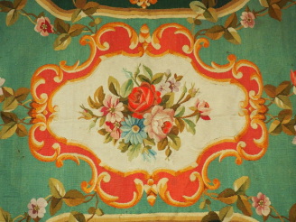 Vente aux enchères Tapis d'Aubusson Napoléon III à décor de fleurs polychromes et de rinc