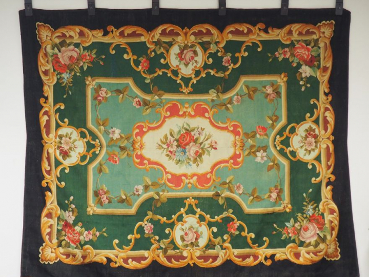 Tapis d'Aubusson Napoléon III à décor de fleurs polychromes et de rinc
