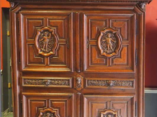 Buffet XVIIème en chêne mouluré et sculpté à décor d'allégories des qu
