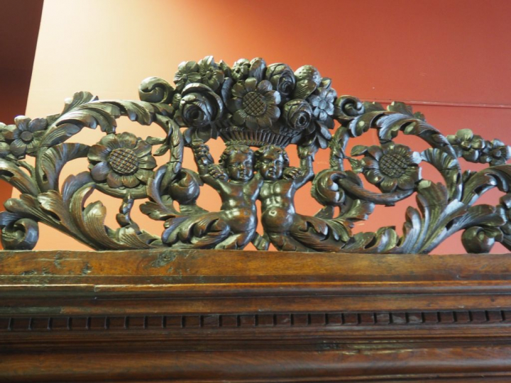 Buffet XVIIème en chêne mouluré et sculpté à décor d'allégories des qu
