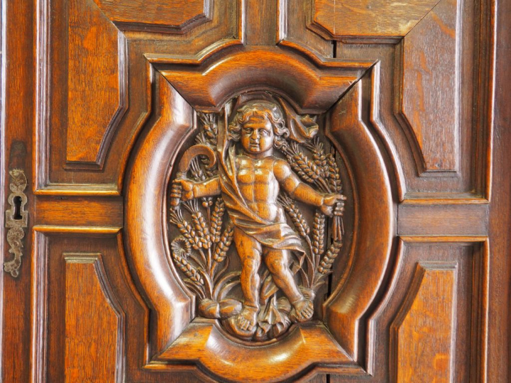 Buffet XVIIème en chêne mouluré et sculpté à décor d'allégories des qu