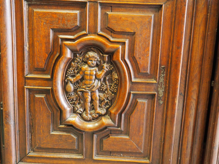 Buffet XVIIème en chêne mouluré et sculpté à décor d'allégories des qu