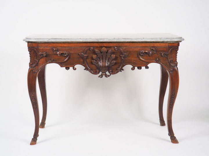 Table à gibier Régence en bois naturel mouluré et sculpté, à décor de 