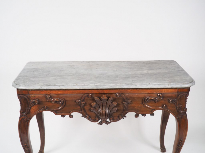 Table à gibier Régence en bois naturel mouluré et sculpté, à décor de 