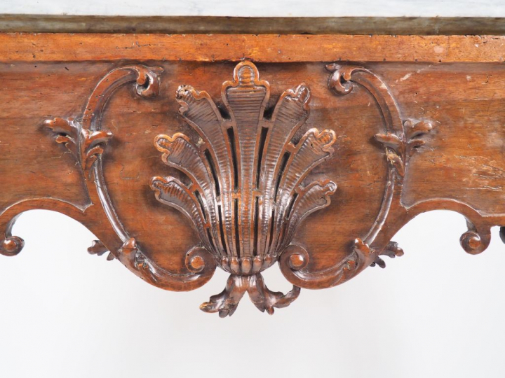 Table à gibier Régence en bois naturel mouluré et sculpté, à décor de 