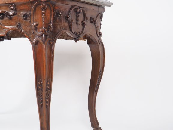 Table à gibier Régence en bois naturel mouluré et sculpté, à décor de 