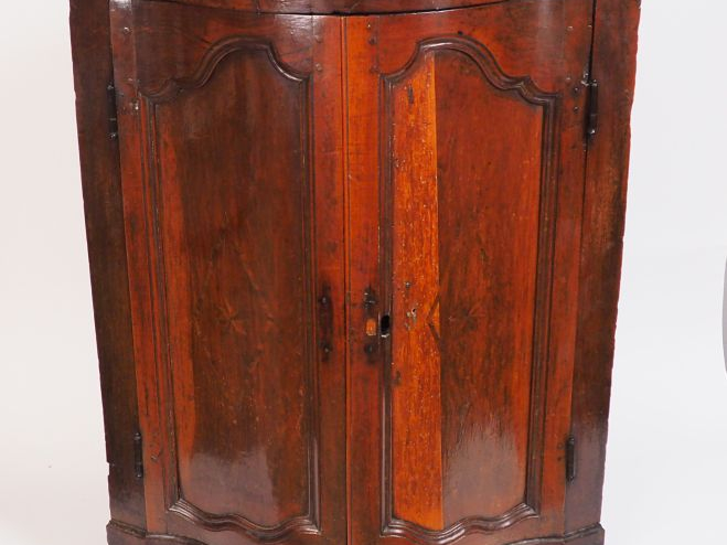 Encoignure Louis XV en noyer mouluré, ouvrant à deux portes cintrées, 