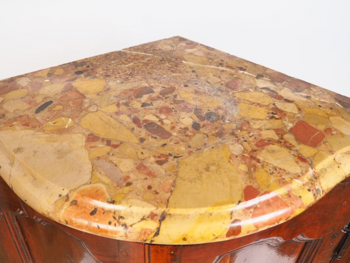 Encoignure Louis XV en noyer mouluré, ouvrant à deux portes cintrées, 