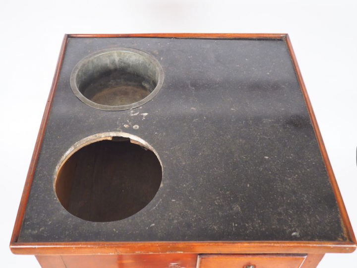 Rafraîchissoir Directoire en acajou, pieds fuselés réunis par deux pla