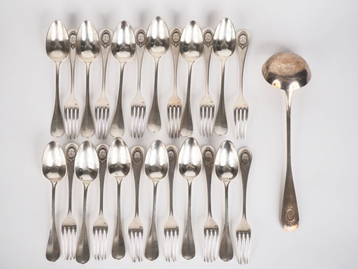 Douze grands couverts et une louche de style Louis XVI en argent, poin