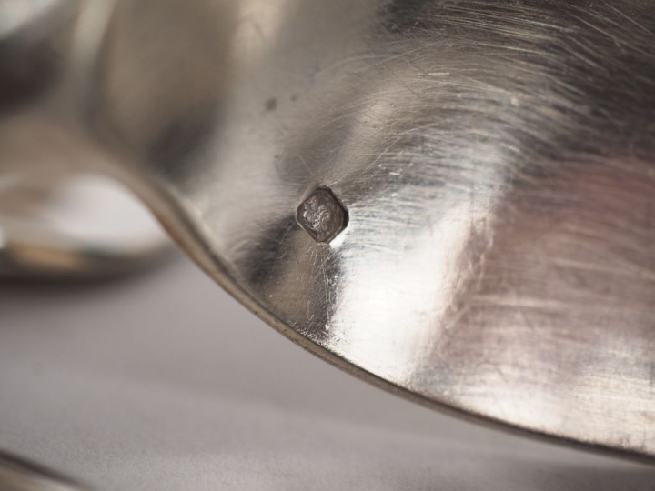 Douze grands couverts et une louche de style Louis XVI en argent, poin