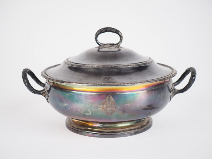 Légumier de style Louis XVI en argent, poinçon Minerve. Prise et anses