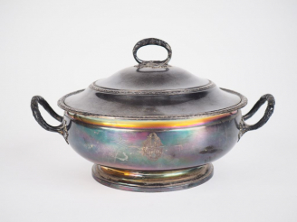 Vente aux enchères Légumier de style Louis XVI en argent, poinçon Minerve. Prise et anses