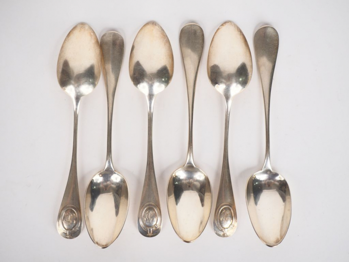 Suite de six cuillères à entremets en argent, poinçon Minerve, modèle 
