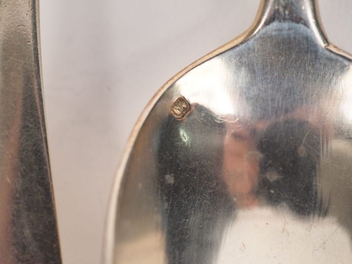 Suite de six cuillères à entremets en argent, poinçon Minerve, modèle 