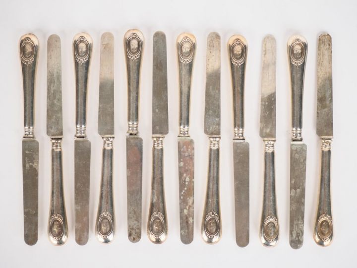 Suite de douze couteaux à fruits de style Louis XVI, lame argent poinç